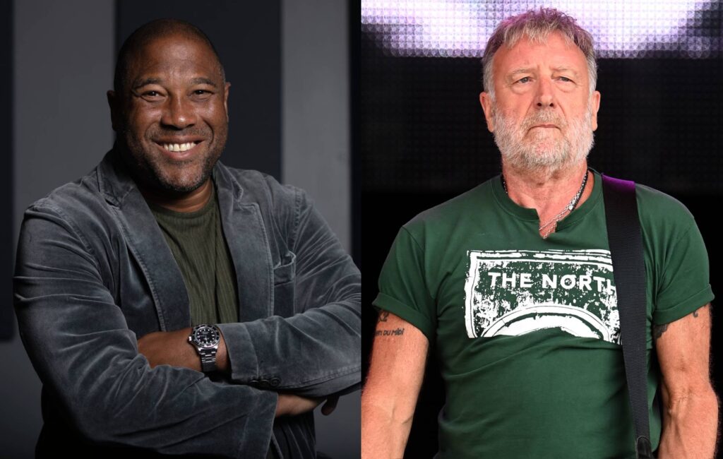 Guarda John Barnes unirsi a Peter Hook per rappare in "World In Motion" dei New Order a Manchester