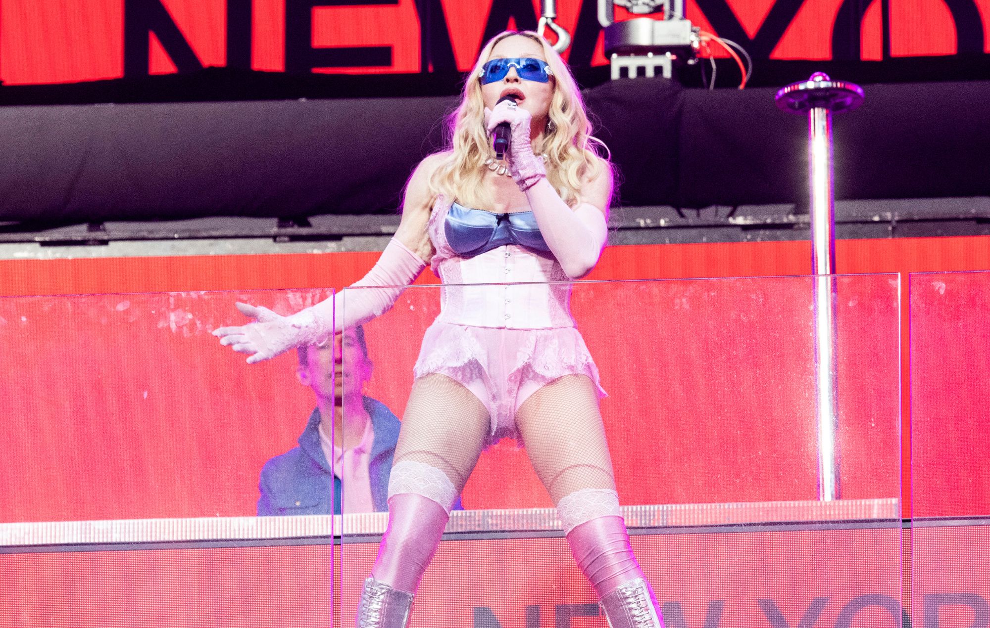 Guarda Madonna trasformare Times Square di New York in una pista da ballo con uno spettacolo a sorpresa