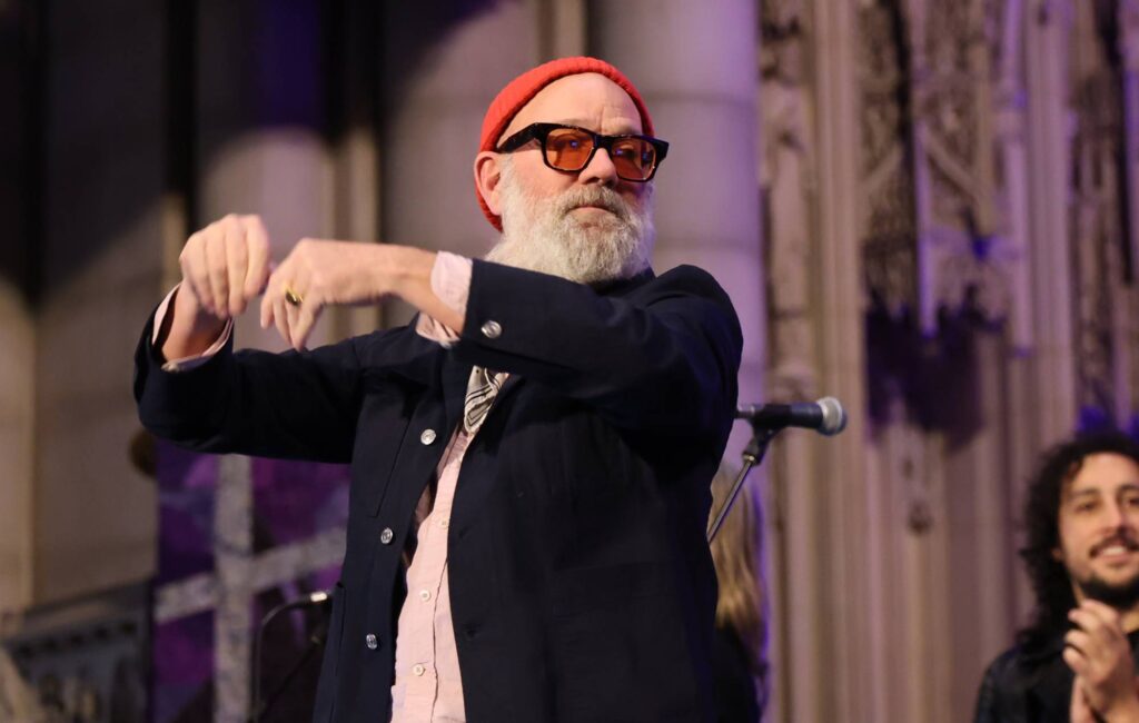 Guarda Michael Stipe suonare "I Played the Fool" dal vivo su Kimmel con Andrew Watt, Chad Smith e Josh Klinghoffer