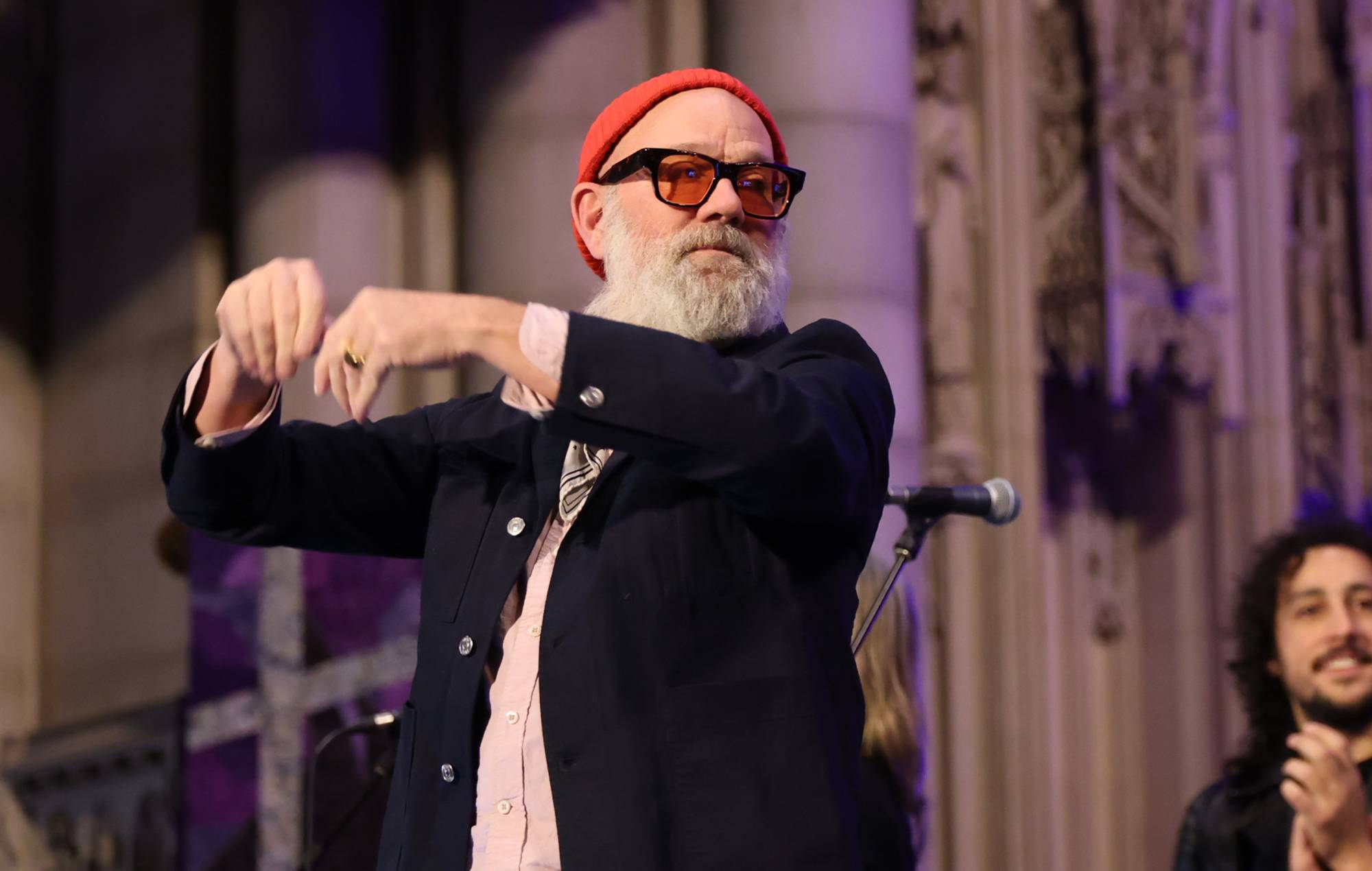 Guarda Michael Stipe suonare "I Played the Fool" dal vivo su Kimmel con Andrew Watt, Chad Smith e Josh Klinghoffer