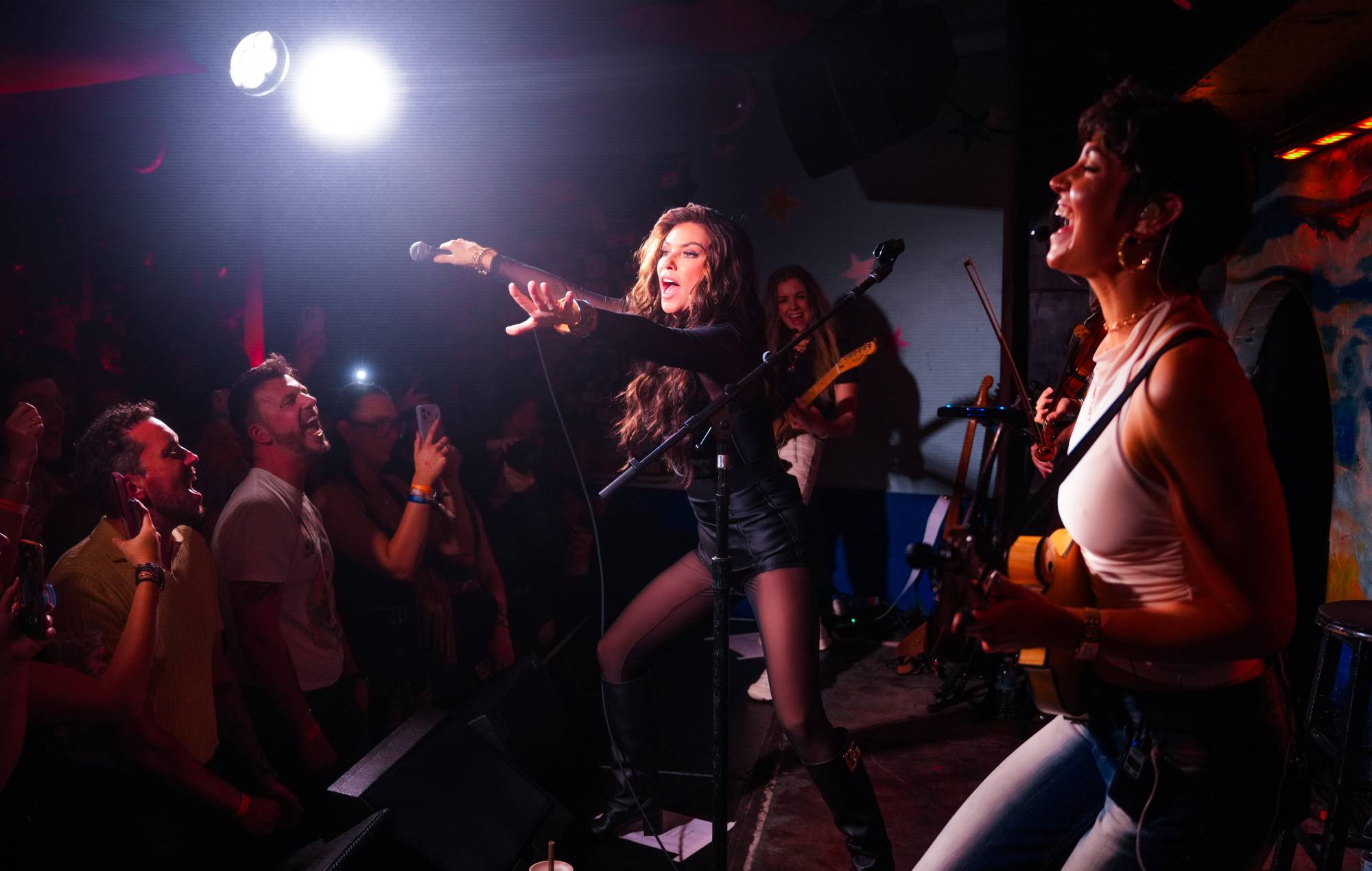 Guarda Shania Twain suonare uno spettacolo intimo da 200 posti allo Shacklewell Arms di Londra