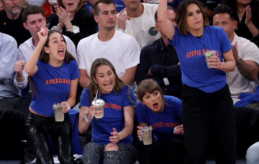 Guarda Taylor Swift e Haim festeggiare mentre partecipano alla finale NBA Knicks vs Spurs