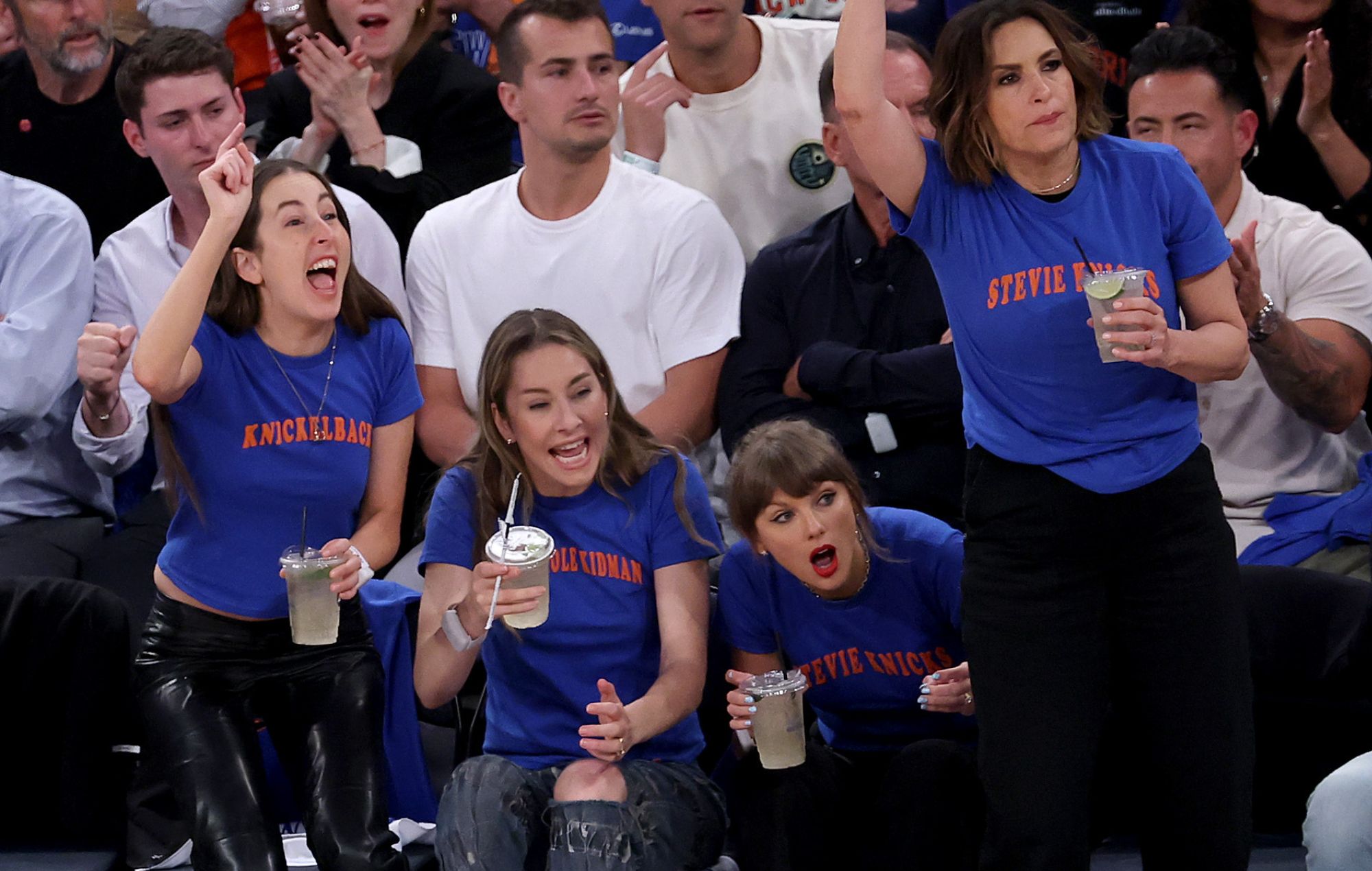 Guarda Taylor Swift e Haim festeggiare mentre partecipano alla finale NBA Knicks vs Spurs