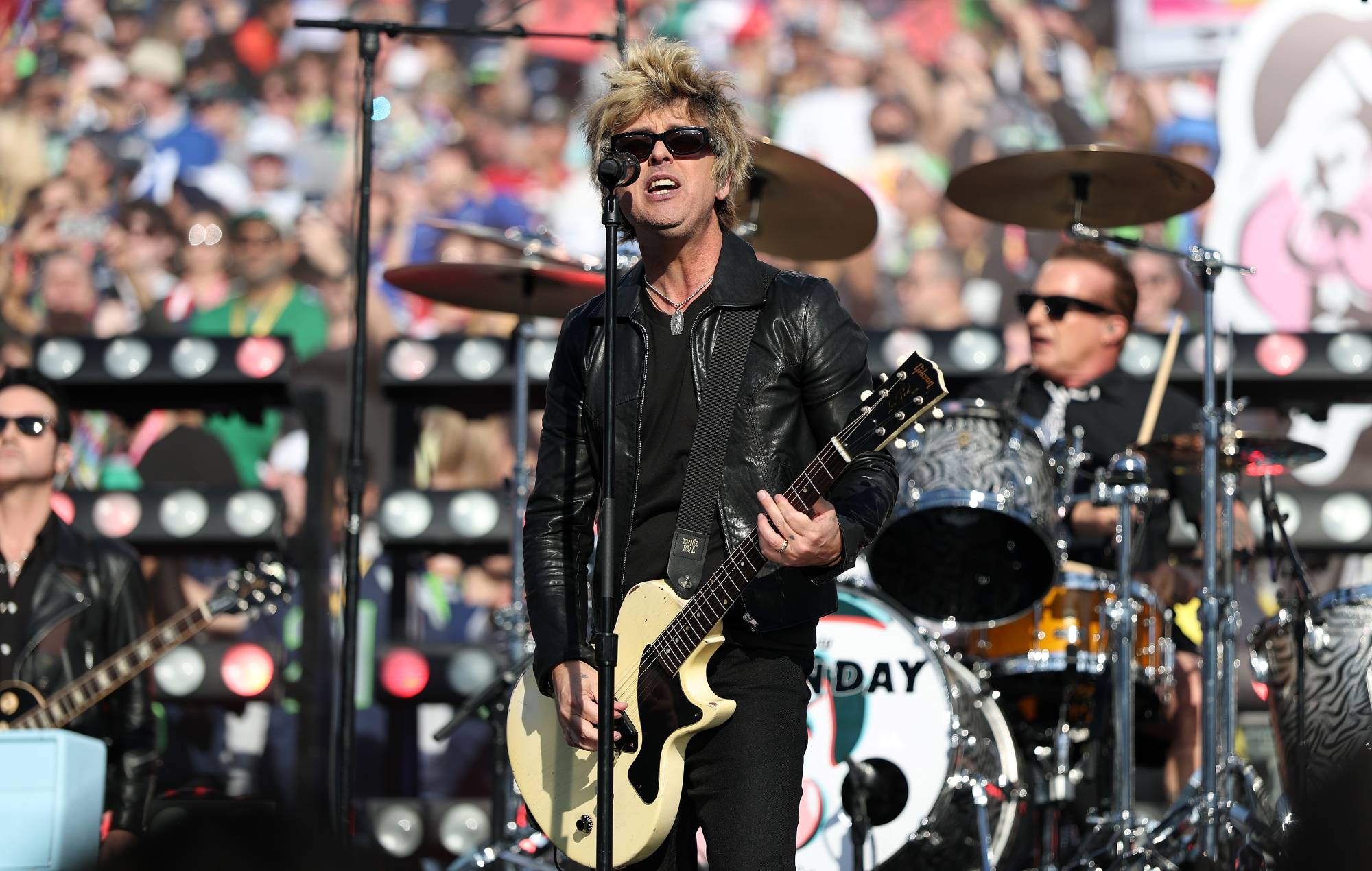 Guarda i Green Day ispirare la giovane band a mettersi in viaggio nel nuovo trailer completo della commedia rauca "Nimrods"