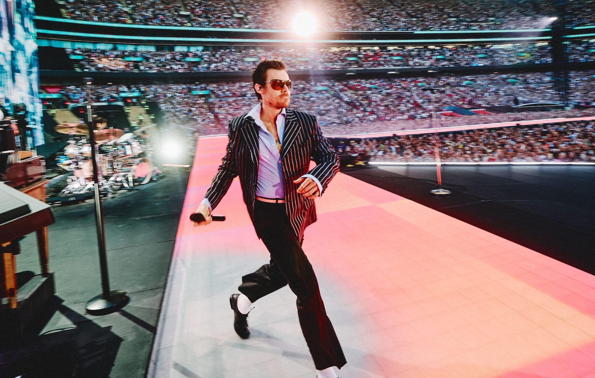 Harry Styles rende omaggio a David Hockney e riflette sui giorni degli One Direction mentre dà il via alla corsa da record di Wembley