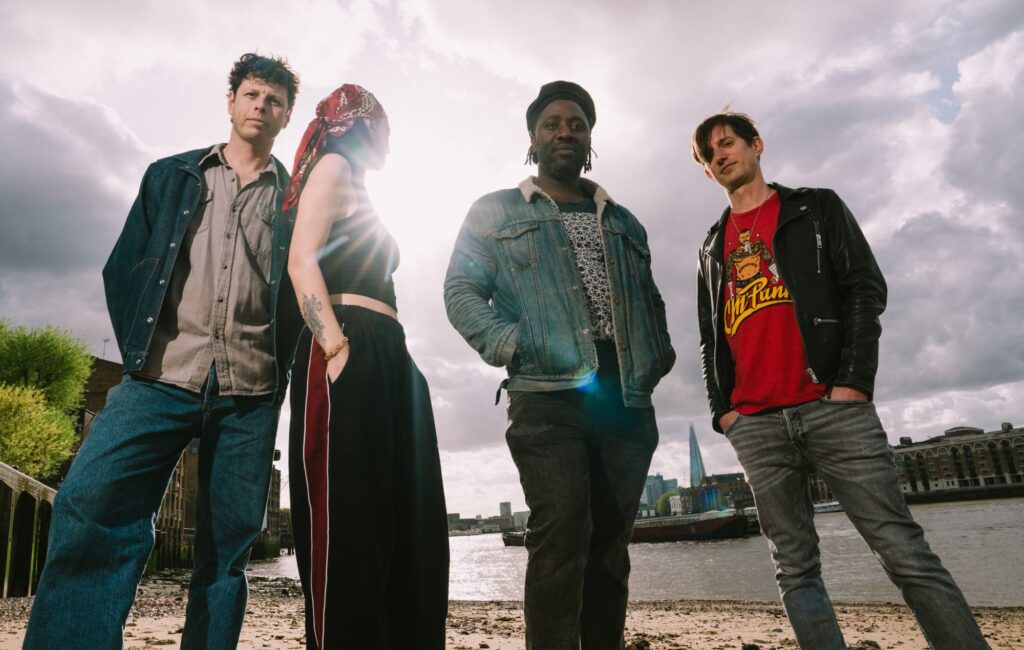 I Bloc Party condividono "il suono di un nuovo amore che sboccia" nel nuovo singolo emozionante "Love Bombs"