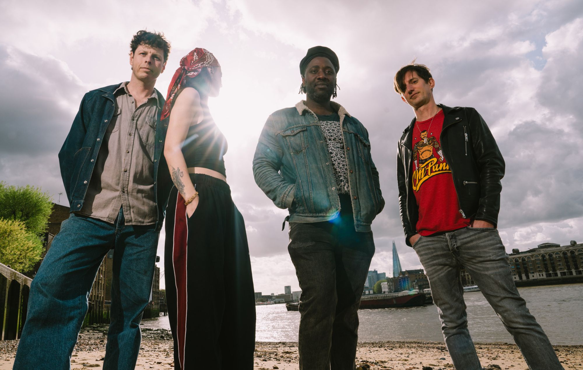 I Bloc Party condividono "il suono di un nuovo amore che sboccia" nel nuovo singolo emozionante "Love Bombs"
