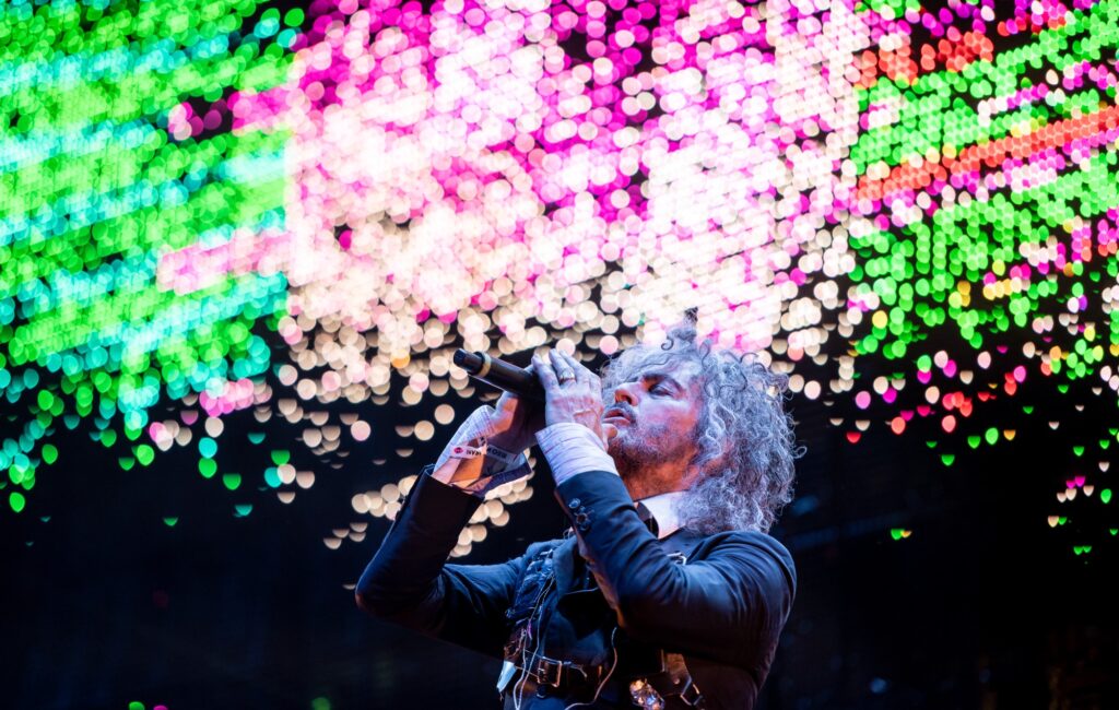 I Flaming Lips cancellano lo spettacolo perché condividono la foto di Wayne Coyne ricoverato in ospedale per polmonite