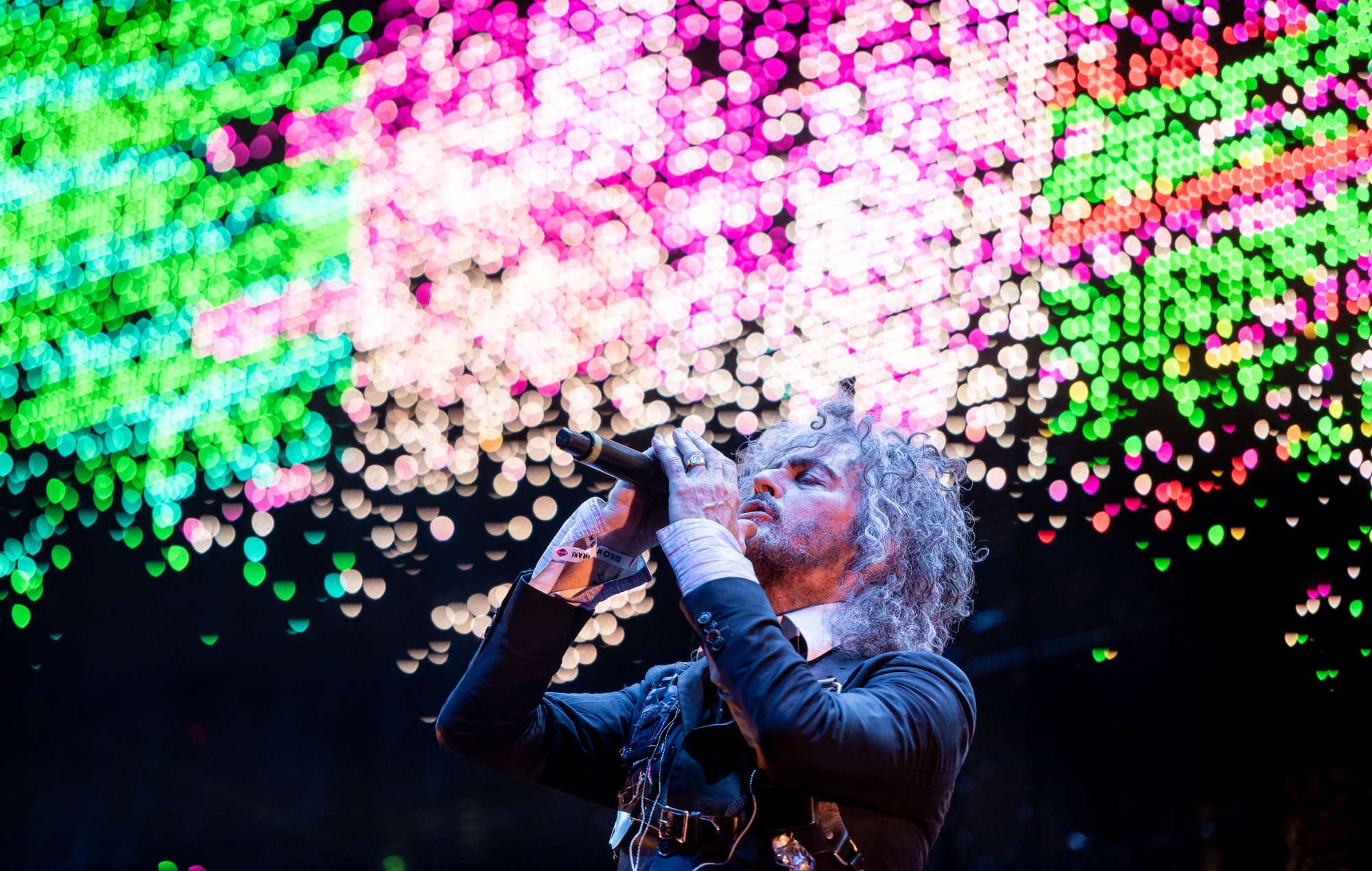 I Flaming Lips cancellano lo spettacolo perché condividono la foto di Wayne Coyne ricoverato in ospedale per polmonite