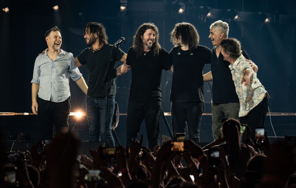 I Foo Fighters hanno suonato con il fidanzato della figlia di Dave Grohl e un uomo vestito da Mentos a Liverpool