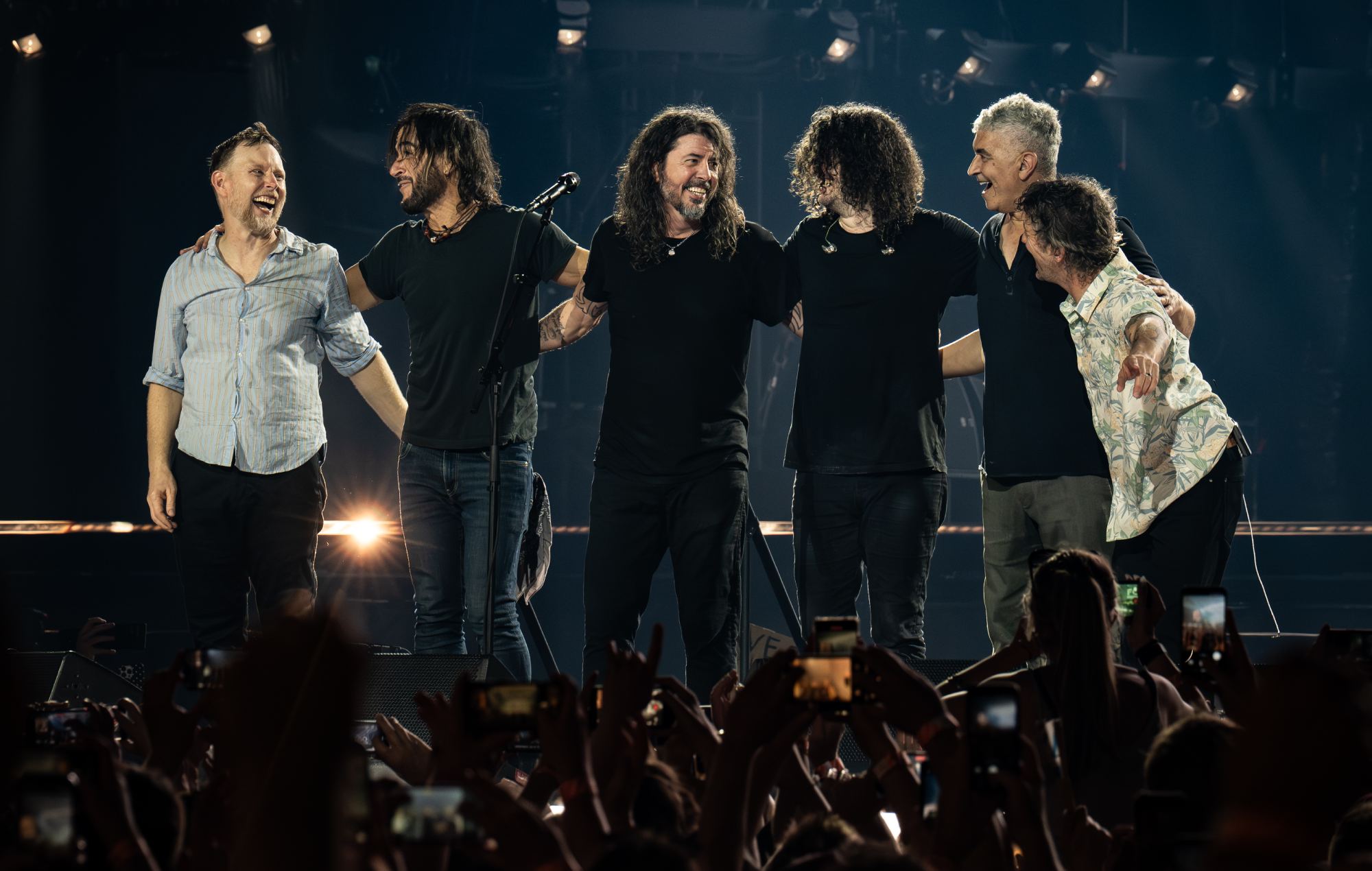 I Foo Fighters hanno suonato con il fidanzato della figlia di Dave Grohl e un uomo vestito da Mentos a Liverpool