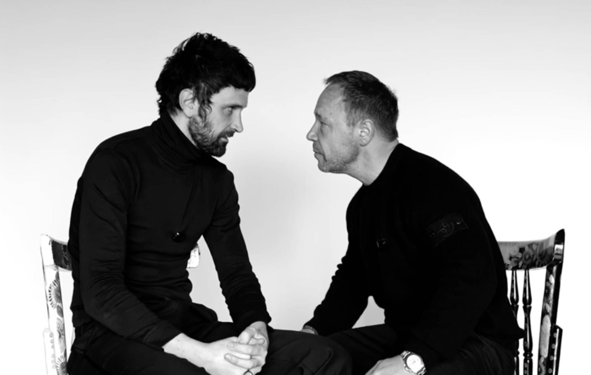 I Kasabian ritardano l'uscita del nuovo album 'Act III' e condividono il nuovo singolo ispirato al G-Funk 'Superpowers' con il trailer con protagonista Stephen Graham