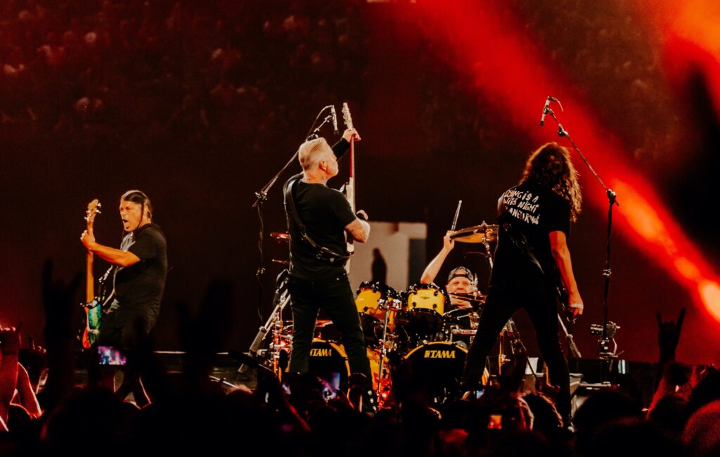 I Metallica donano £ 20.000 alla banca alimentare di Cardiff con "scaffali vuoti" dopo il concerto tutto esaurito