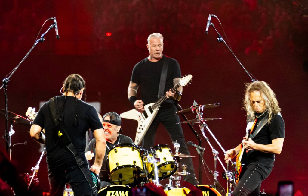 I Metallica suonano una cover di "Delilah" di Tom Jones al Principality di Cardiff, nonostante la canzone fosse vietata sul posto