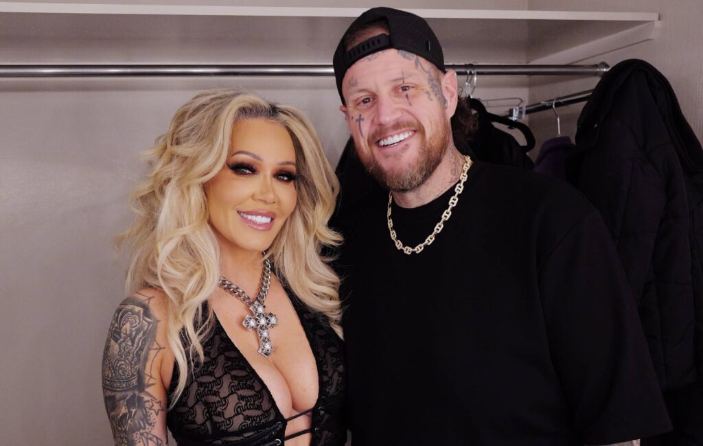 Jelly Roll affronta le voci ingannevoli sul divorzio da Bunnie Xo dopo 10 anni di matrimonio