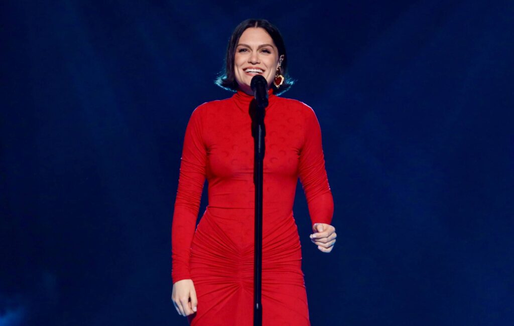 Jessie J ora è libera dal cancro, torna sul palco per 'Singer' in Cina: "Ho espirato per la prima volta in un anno"