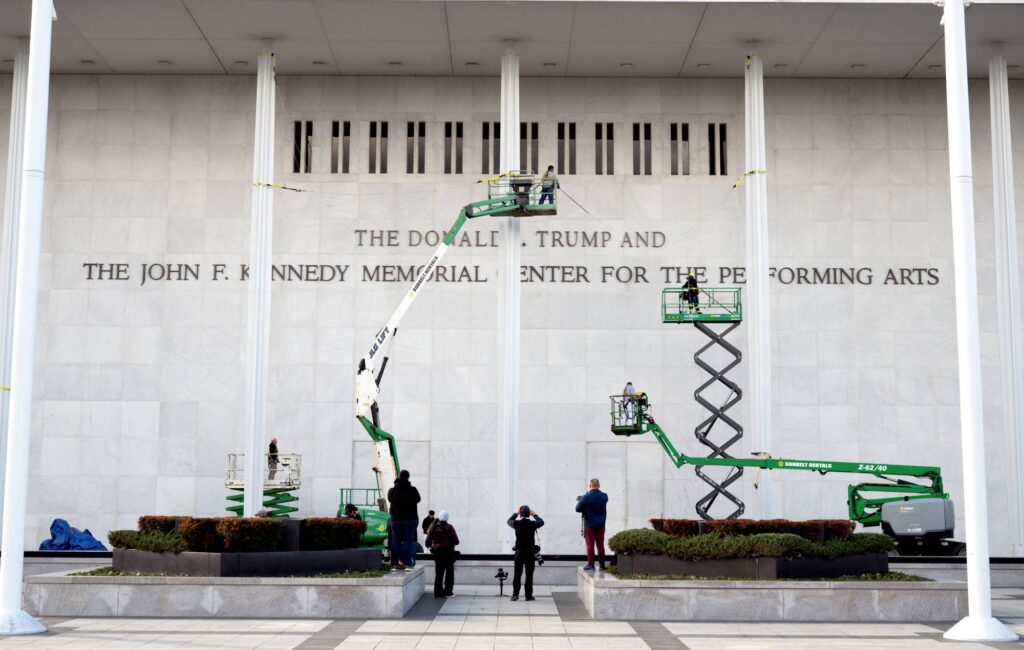 Lo staff del Kennedy Center inizia a rimuovere tutti i riferimenti a Donald Trump