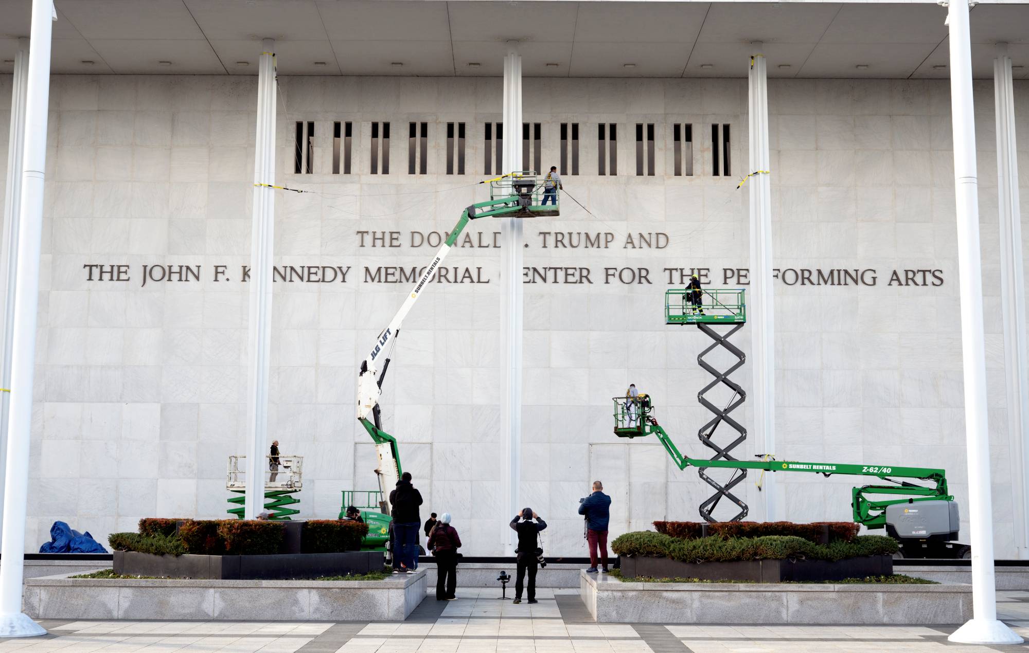 Lo staff del Kennedy Center inizia a rimuovere tutti i riferimenti a Donald Trump