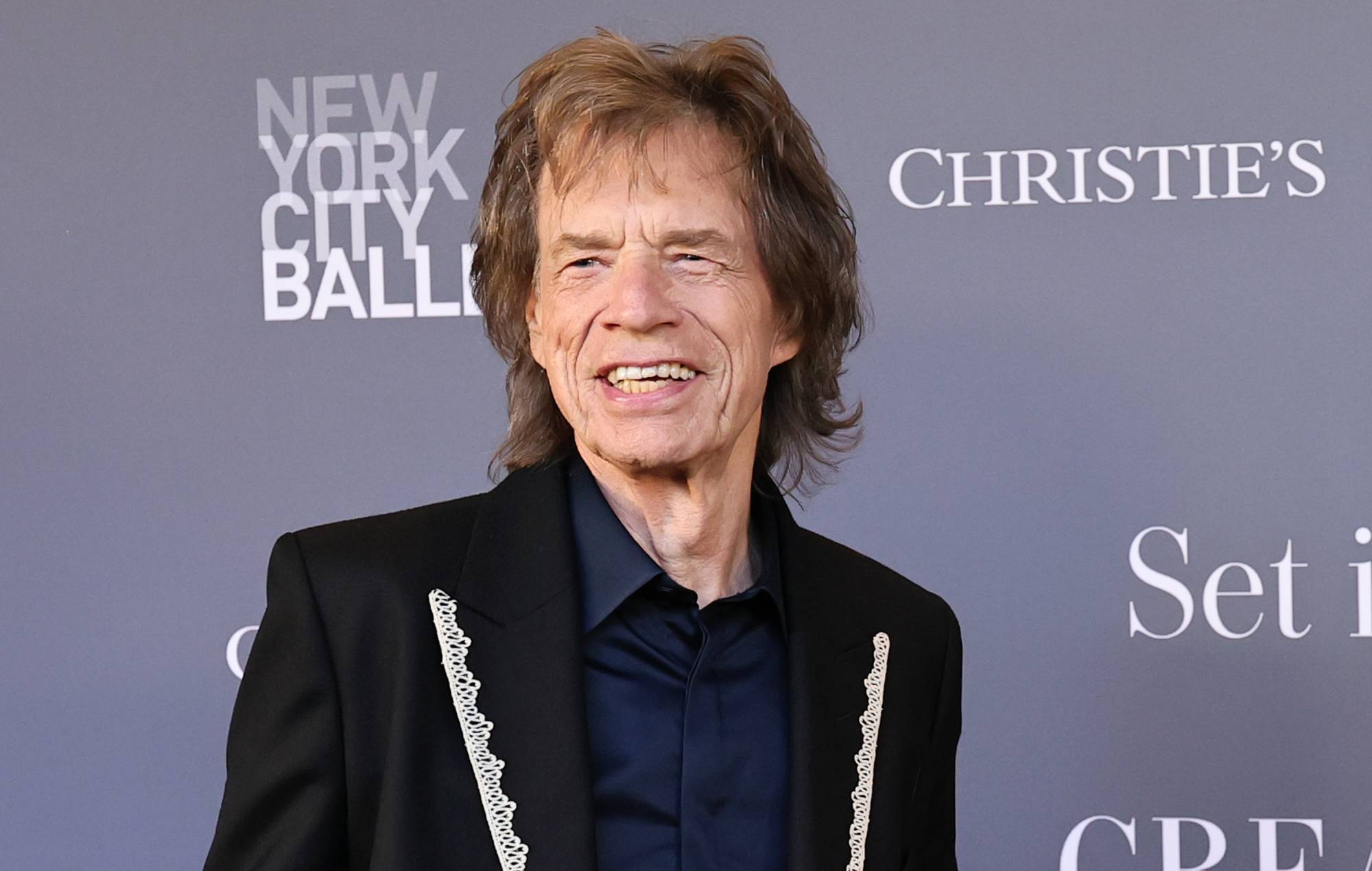 Mick Jagger ammette che l'idea di un film biografico sui Rolling Stones lo "interessa".