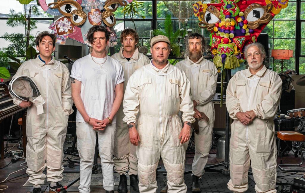 Modest Mouse sul nuovo album 'An Eraser and a Maze' e sulla morte "incredibilmente scioccante" del batterista Jeremiah Green