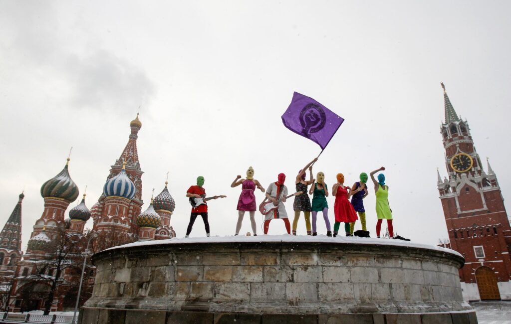 Nadya Tolokonnikova delle Pussy Riot parla dell'audace album di debutto 'CYKA': "Voglio causare problemi"