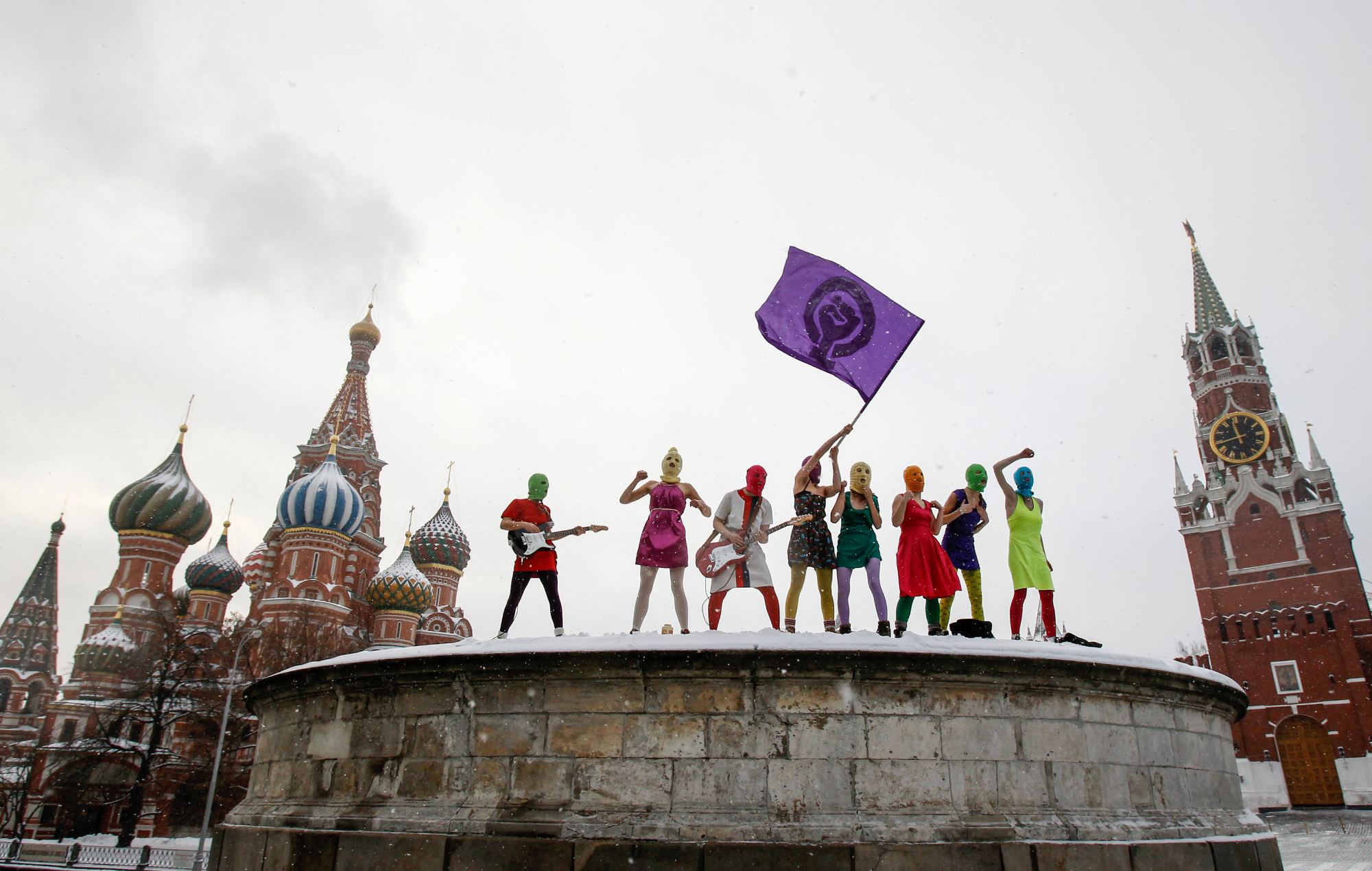 Nadya Tolokonnikova delle Pussy Riot parla dell'audace album di debutto 'CYKA': "Voglio causare problemi"