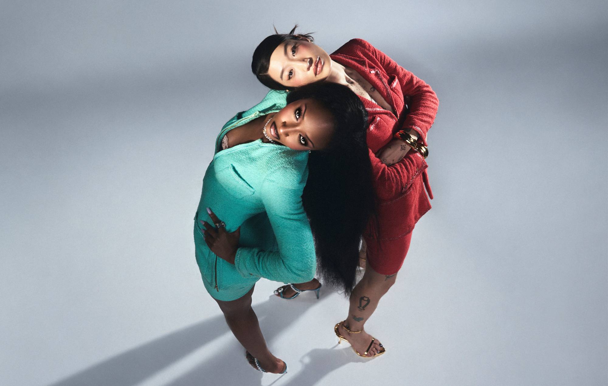Peggy Gou sfrutta "l'energia edificante dell'estate" per il contagioso singolo "Wo,man" con Ayra Starr