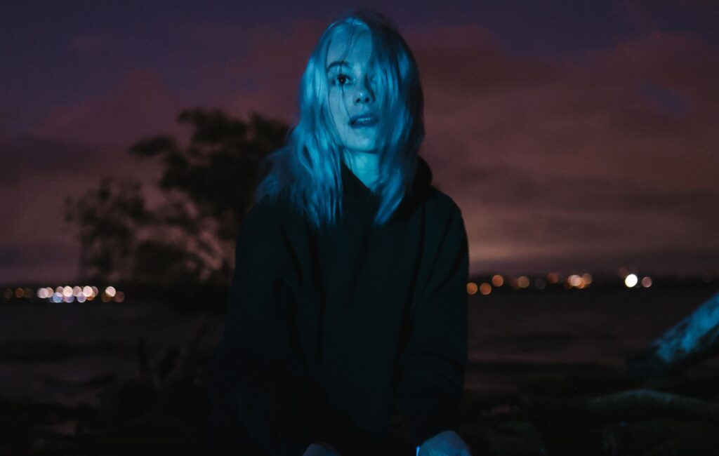 Phoebe Bridgers annuncia un tour nelle arene nel 2026 nel Regno Unito, Europa e Nord America senza telefoni