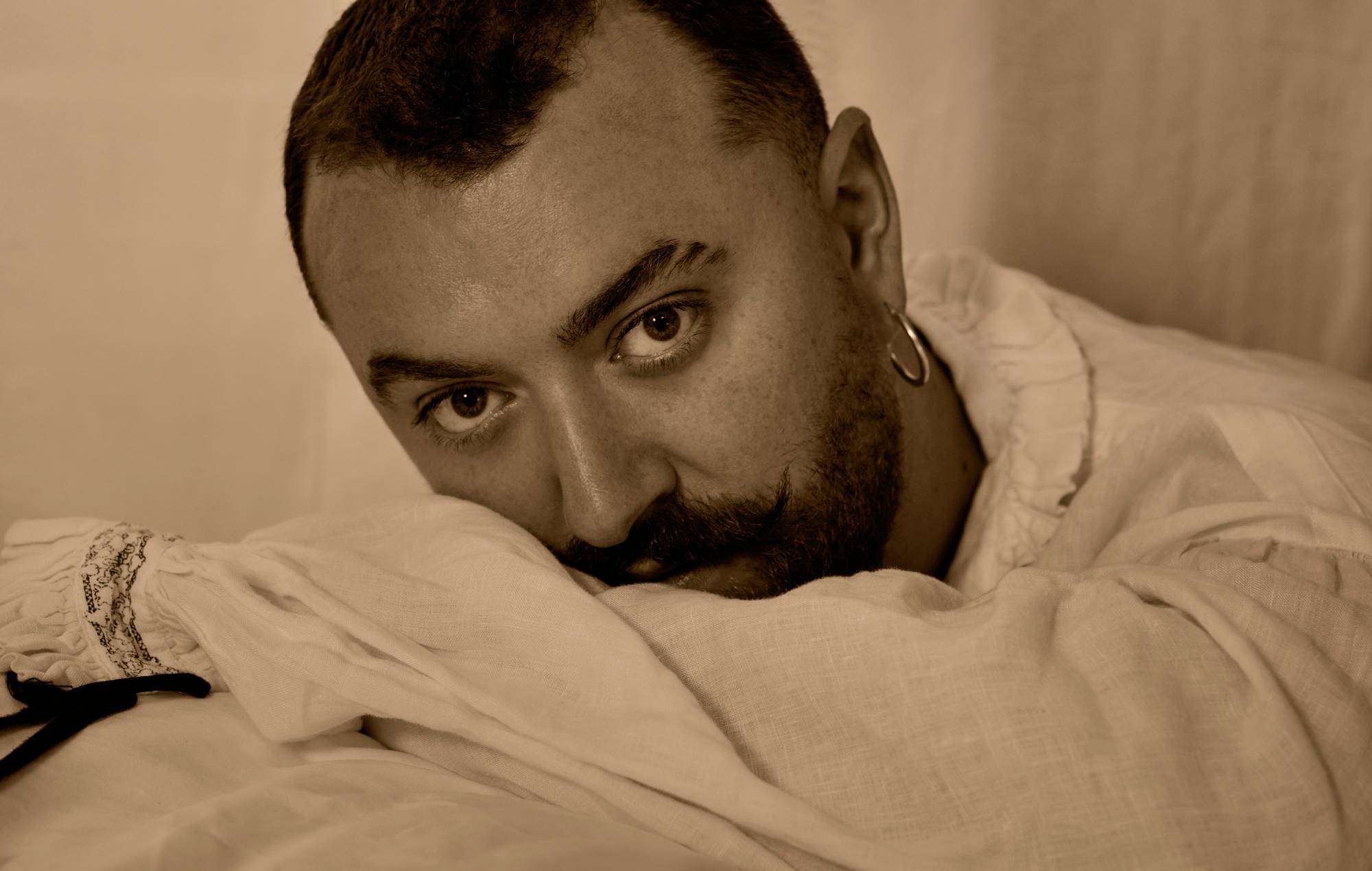 Sam Smith annuncia il nuovo album "Hazel Eyes" con il singolo romantico "My Guy"
