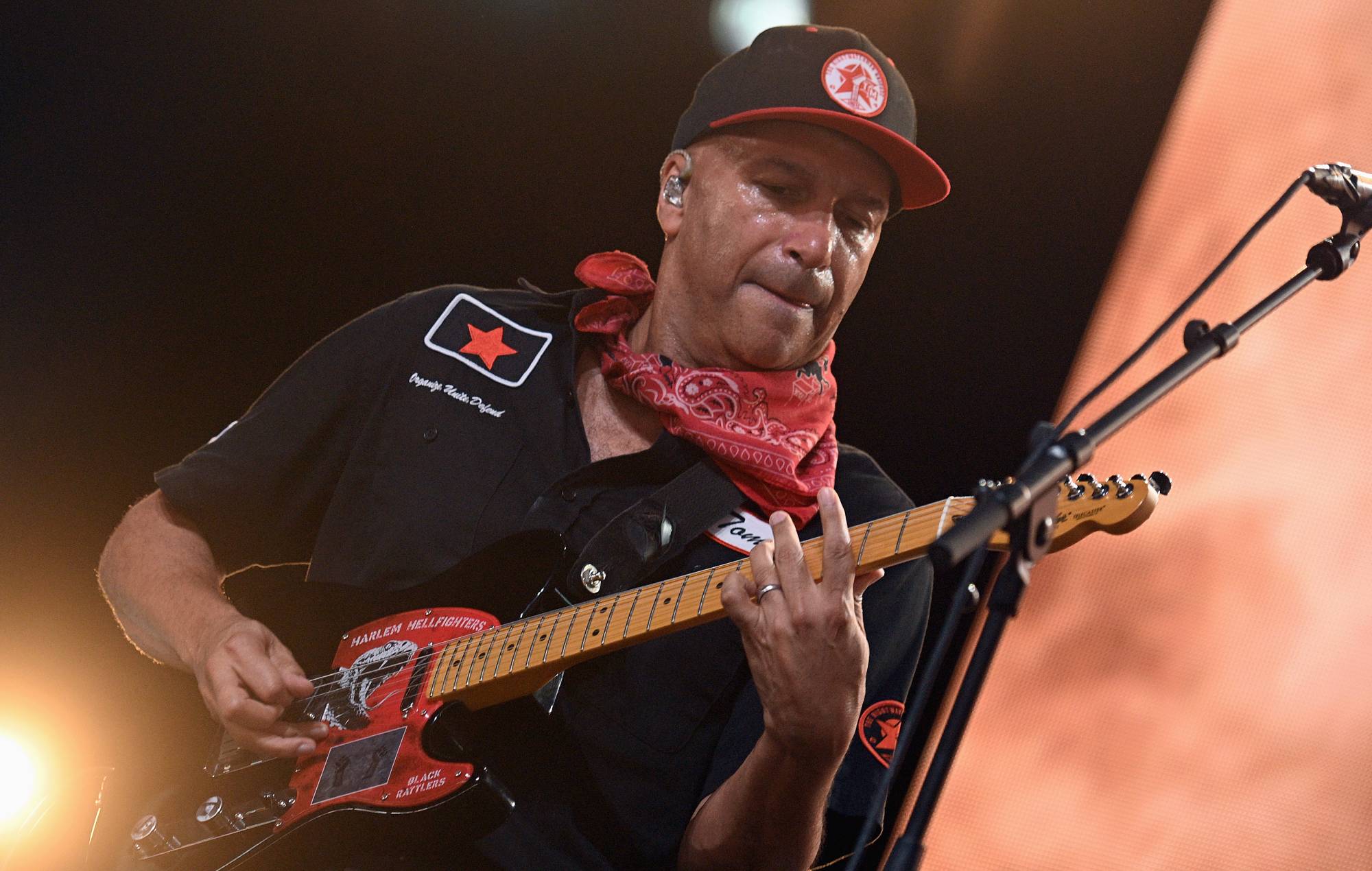 Tom Morello cancella ulteriori date europee dopo che la madre di 102 anni è stata riammessa in ospedale