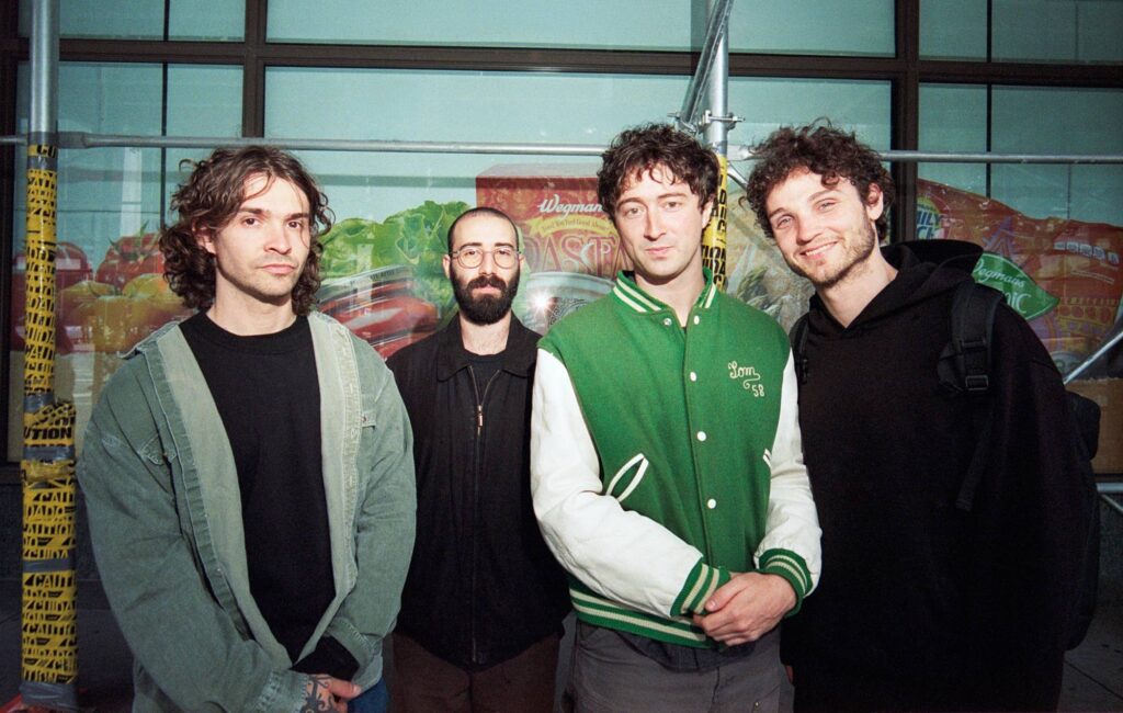 YHWH Nailgun firma per 4AD, pubblica a sorpresa l'album di 11 minuti 'Magazine', annuncia uno show pop-up segreto a Londra
