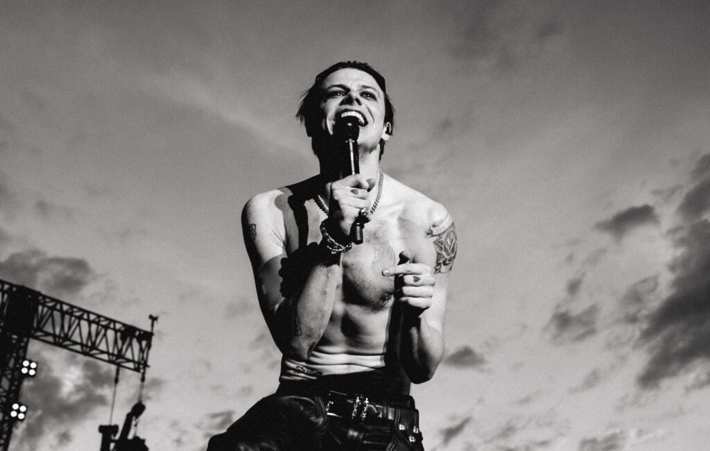 Yungblud collabora con War Child per raccogliere fondi e cambiare vite al Bludfest 2026