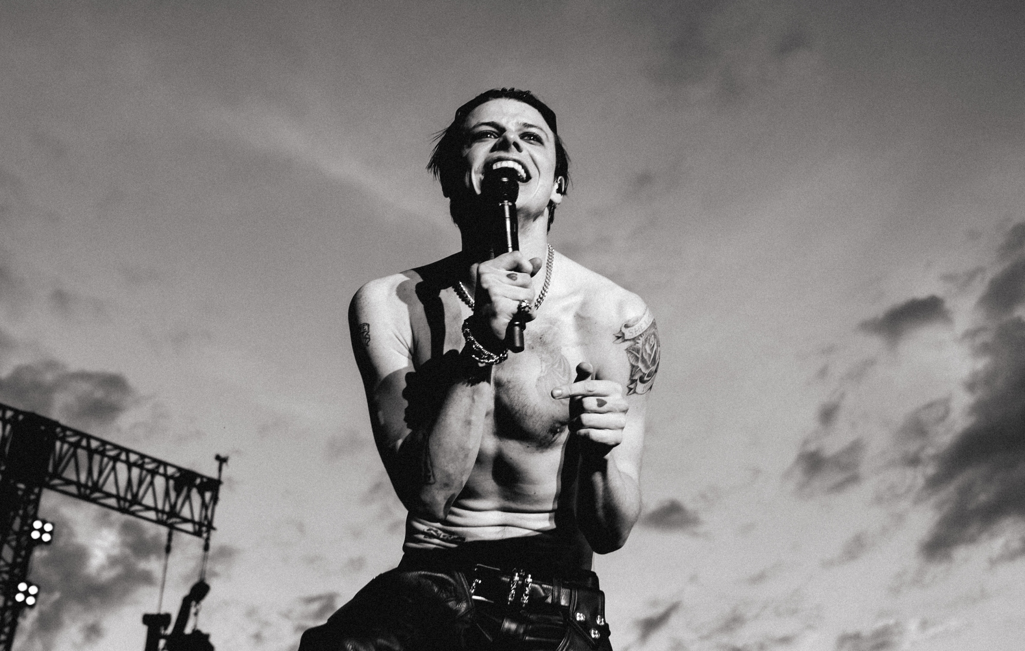 Yungblud collabora con War Child per raccogliere fondi e cambiare vite al Bludfest 2026