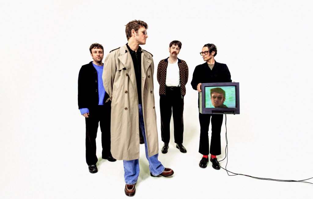 Yard Act – Recensione 'You're Gonna Need A Little Music': i ragazzi del Leeds affinano la loro forma più vera