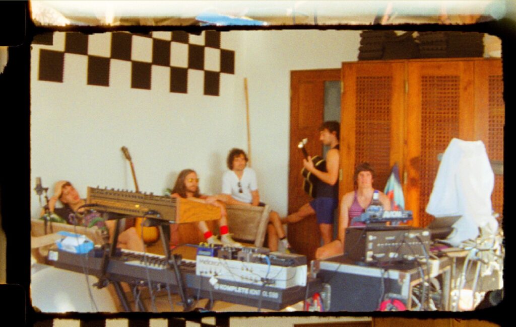 The Strokes – Recensione di 'Reality Awaits': su una forma giocosa e potente