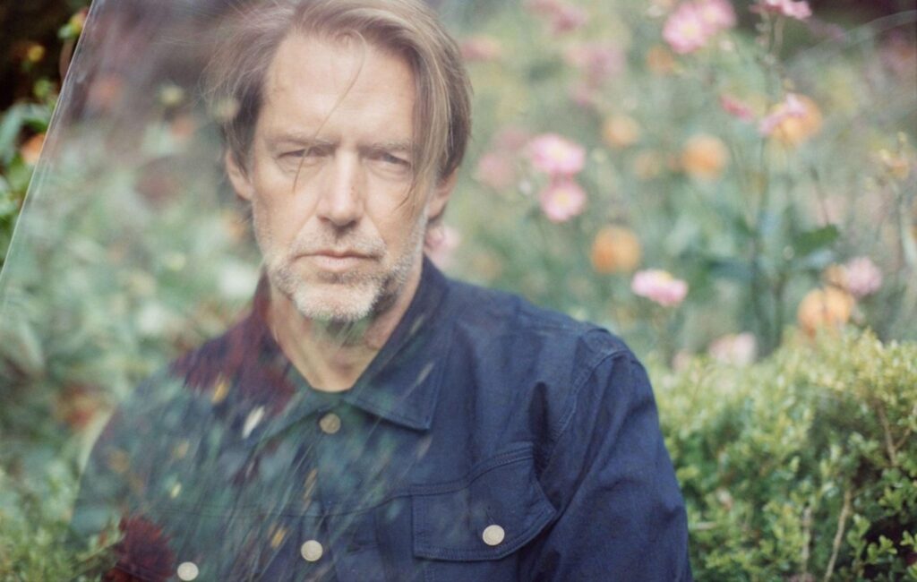 Ascolta la nuova inquietante canzone solista di Ed O'Brien "Abbeycwmhir"