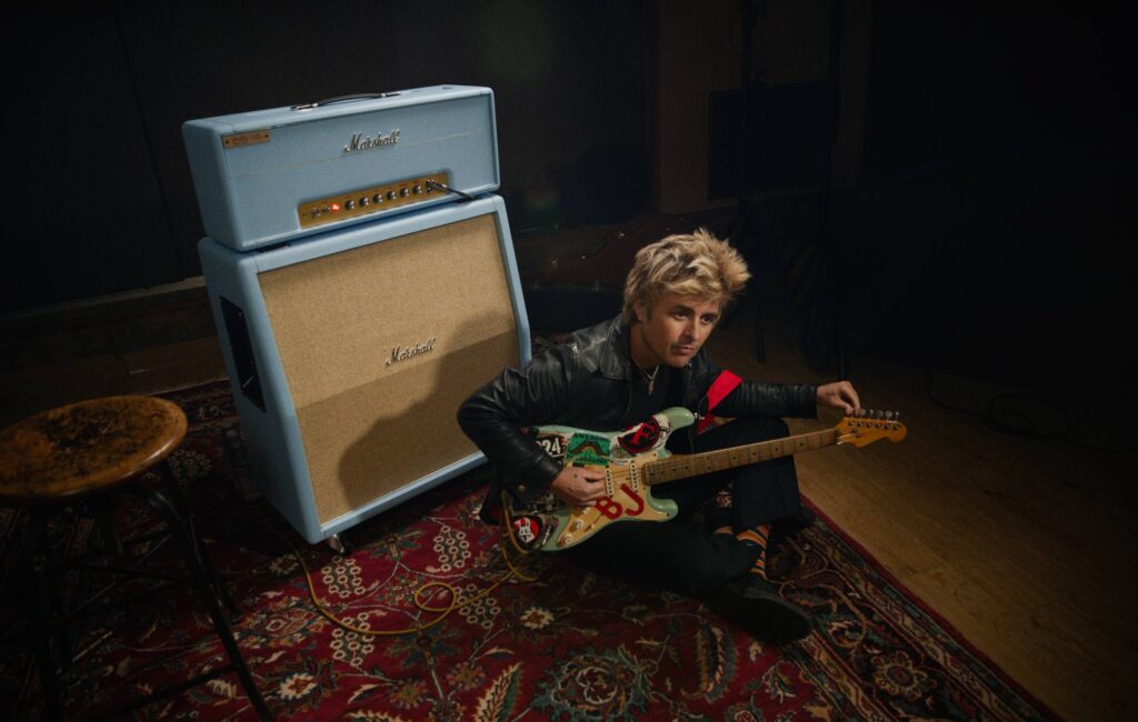 Billie Joe Armstrong dei Green Day annuncia la chitarra Epiphone Radiant Red Les Paul Junior in edizione limitata e l'amplificatore Marshall Artist Signature