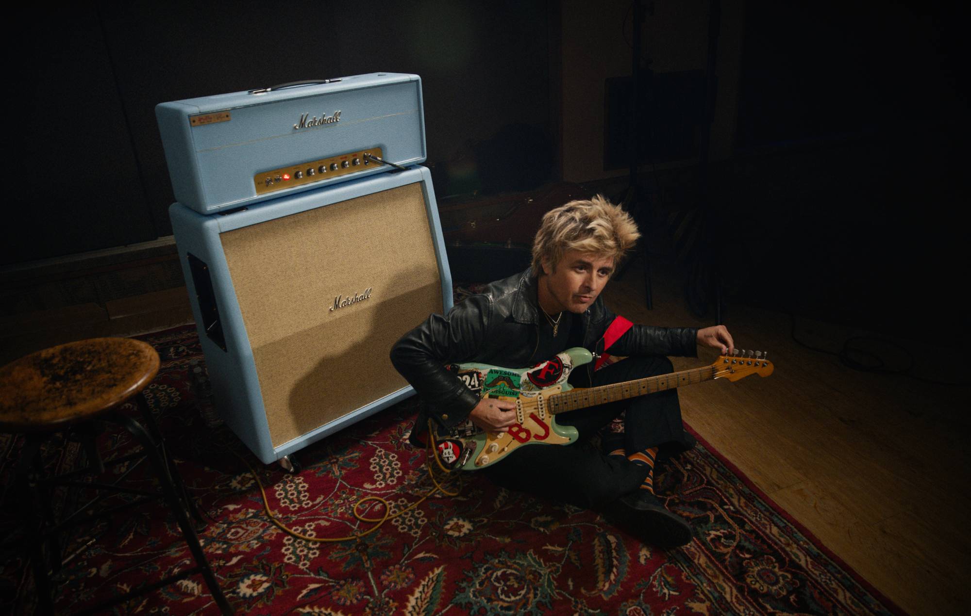 Billie Joe Armstrong dei Green Day annuncia la chitarra Epiphone Radiant Red Les Paul Junior in edizione limitata e l'amplificatore Marshall Artist Signature