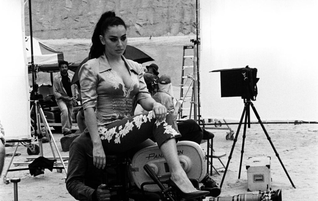 Charli XCX condivide il nuovo singolo riflessivo "Camera" con il video diretto da Aidan Zamiri e interpretato da Vincent Cassel