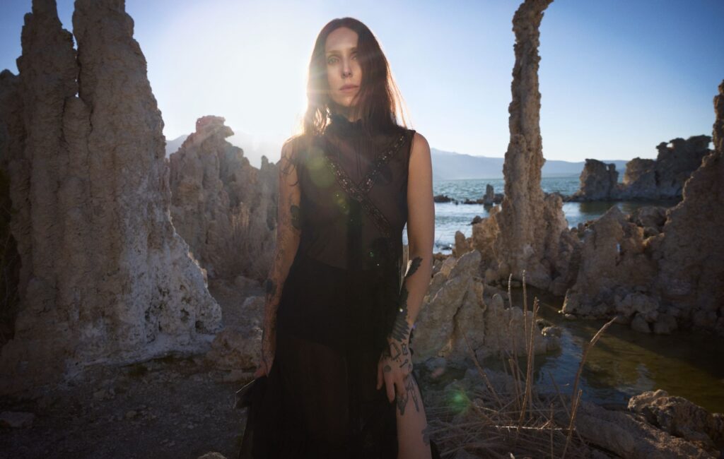 Chelsea Wolfe parla del nuovo album 'The Dark': "Avevo bisogno di attraversare momenti difficili per smettere di abbandonarmi"