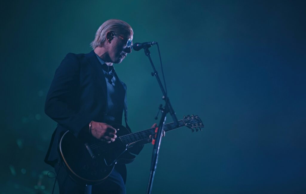 Gli Interpol suonano uno spettacolo intimo e segreto di riscaldamento a Madrid prima di sfondare Mad Cool 2026 con Matt Barrick dei The Walkmen alla batteria