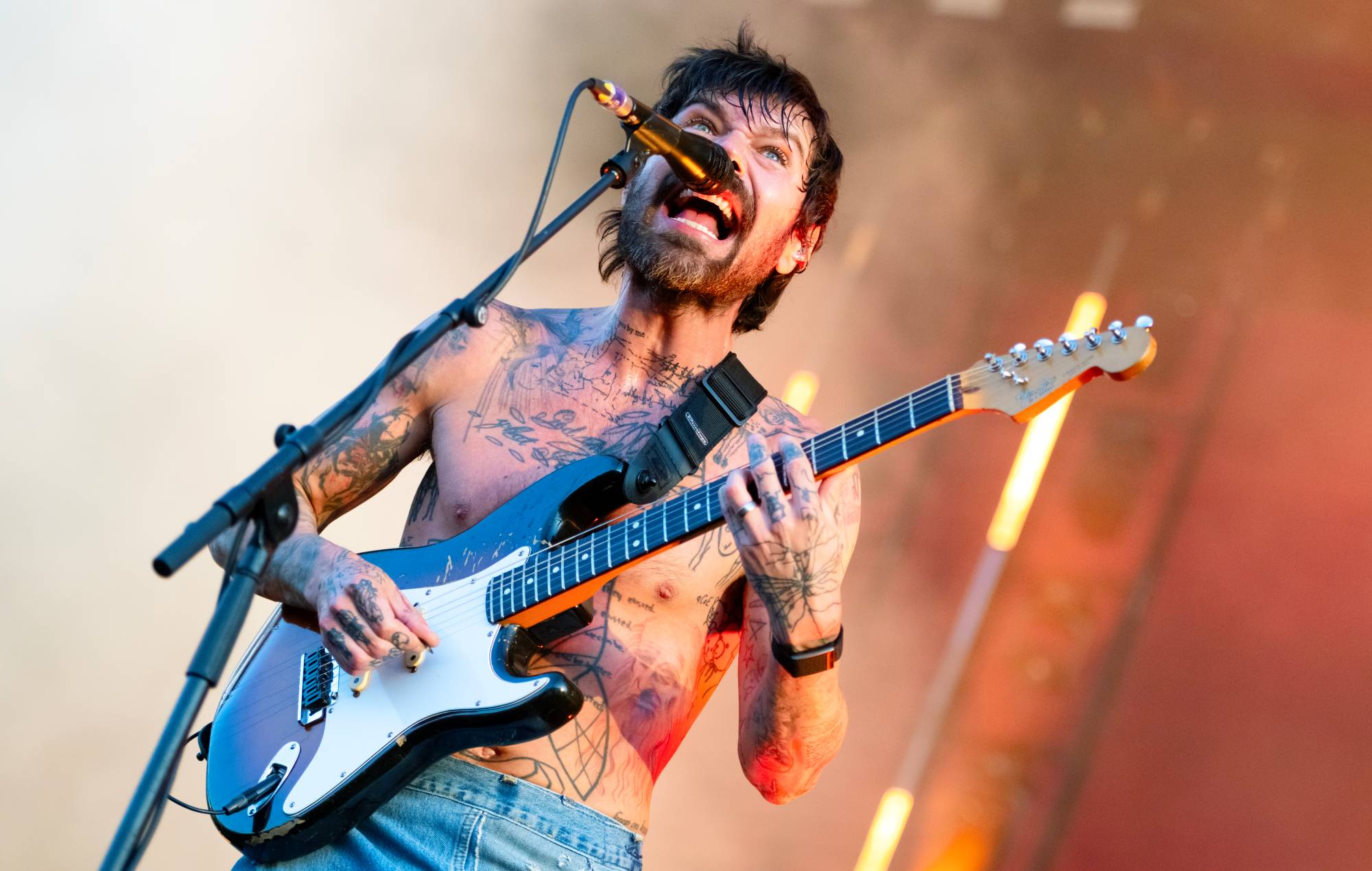 Guarda Biffy Clyro suonare "Machines" con Jamie Campbell Bower a Finsbury Park
