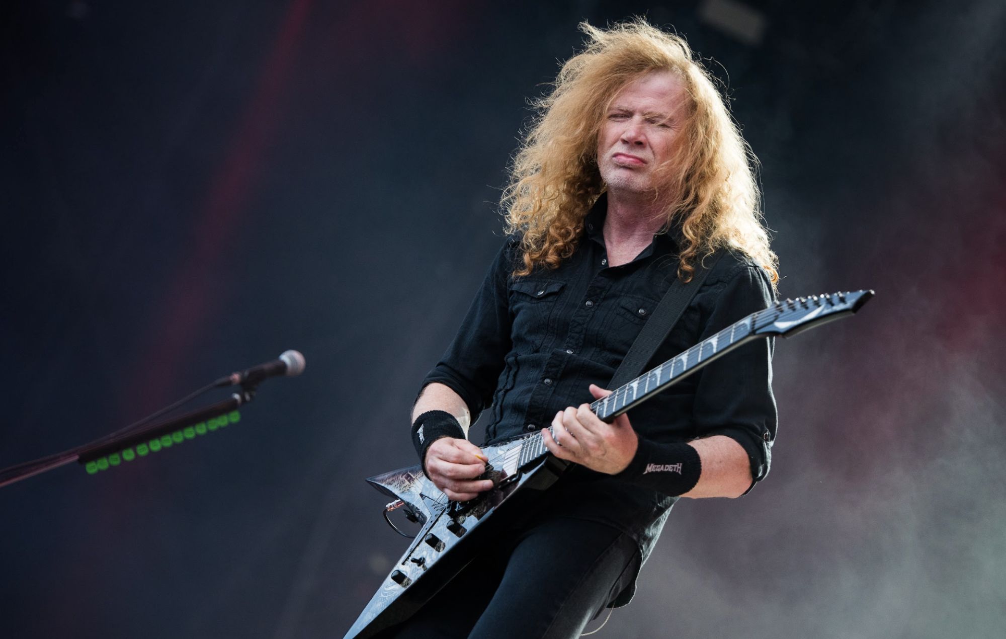Guarda Dave Mustaine che chiama il giornalista "fottuto testa di cazzo" allo show dei Megadeth