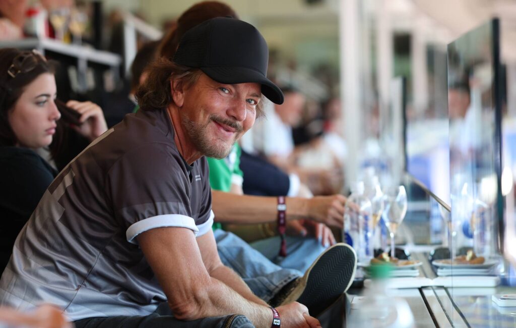 Guarda Eddie Vedder godersi la gloria mentre suona "Alive" dei Pearl Jam durante la pausa di idratazione della partita di Coppa del Mondo tra USA e Belgio