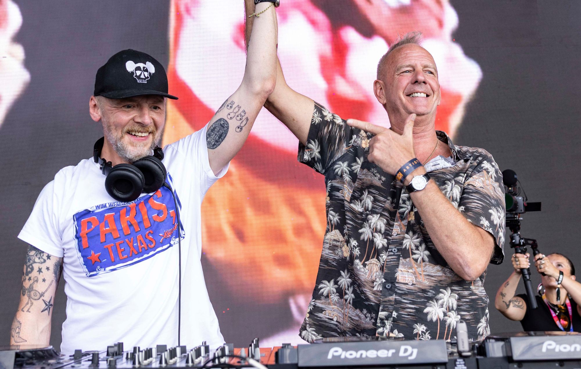 Guarda Fatboy Slim dare il benvenuto a Simon Pegg e al coro maschile gay di Brighton al Big Beach Boutique 7
