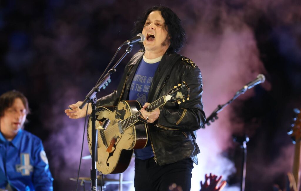 Guarda Jack White far uscire Chris Robinson dei The Black Crowes per fare una cover di "I'm A Mover" di Free