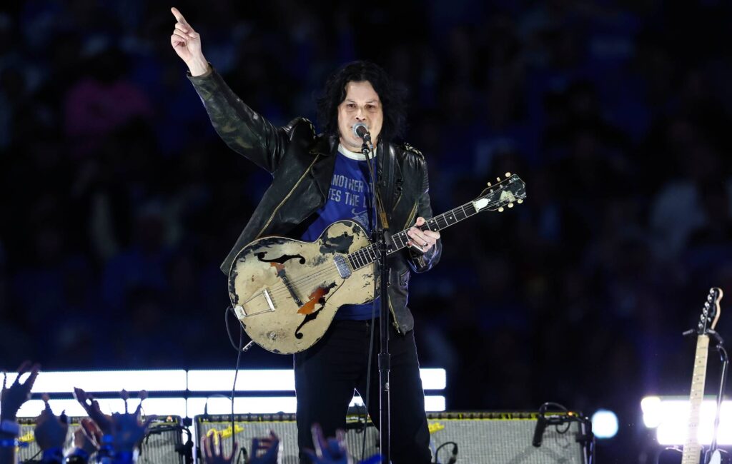 Guarda Jack White suonare tre canzoni con la figlia Scarlett al basso a Brooklyn