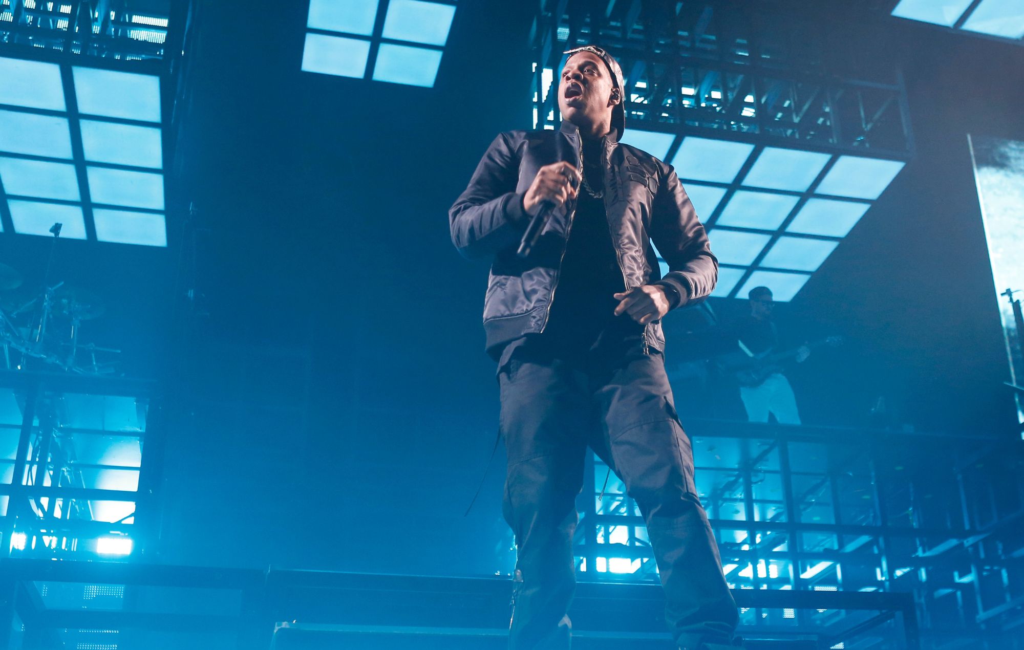 Guarda Jay-Z far uscire Eminem, Rihanna e Pharrell allo Yankee Stadium la seconda e la terza serata