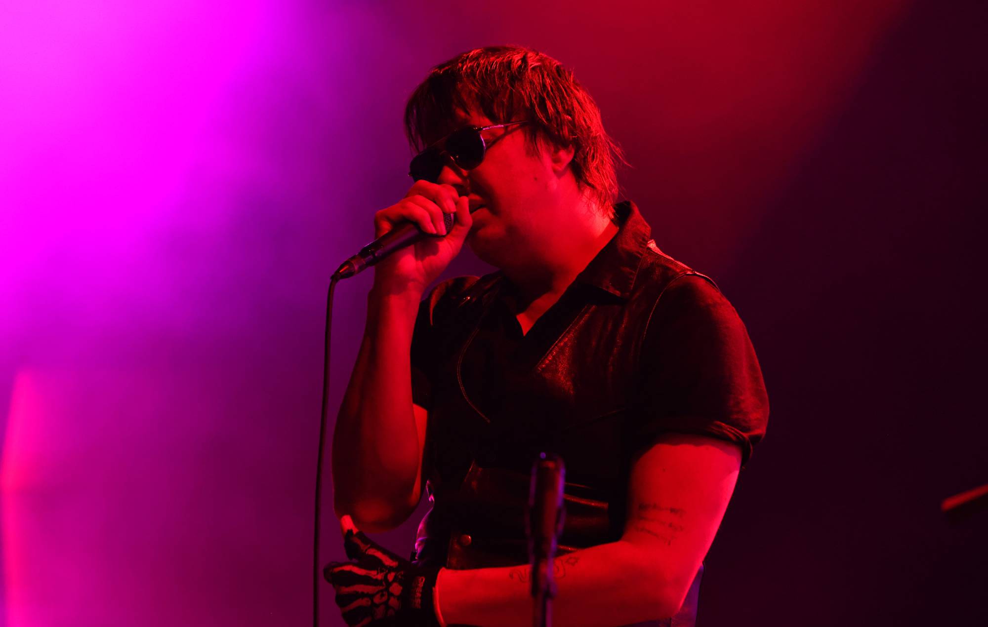 Guarda Julian Casablancas degli Strokes approfondire il suo "privilegio bianco" nei commenti del sionismo americano nel discorso completo dell'Oxford Union