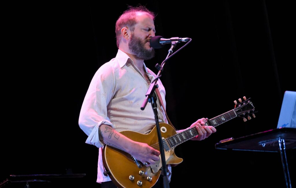 Guarda Justin Vernon suonare l'intero set di cover di Bob Dylan all'Eaux Claires Festival